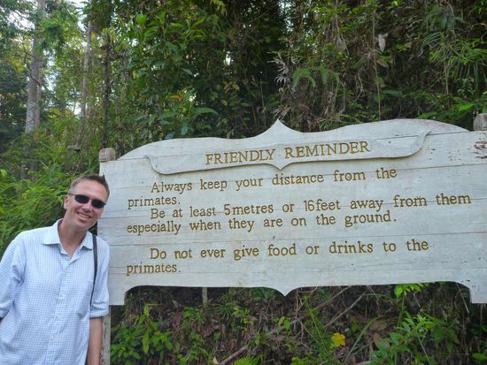 Eine kurze schriftliche Anweisung, damit es nicht zu unerfreulichen Begegnungen kommt.Von einem Park-Ranger bekommt man genaue Anweisungen wie man sich verhalten soll, wenn die Orang Utans auftauchen