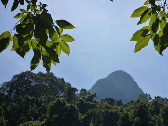 Blick auf den Gunung Santubong ,  840 m hoch