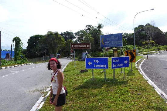 Nach ein paar Stunden Dschungel-Vergnügen nahmen wir uns noch die Zeit ins nahe gelegene Kampung Santubong zu laufen