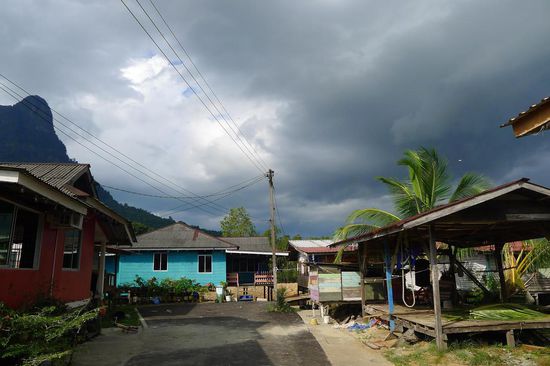 Ein hübsches malayisches Dorf, der Himmel ließ allerdings nichts Gutes ahnen