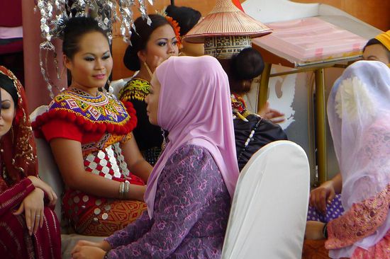 Die verschiedenen Volksgruppen Borneos traten auf