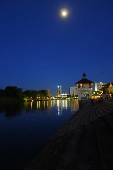 Zum Abschluß der Sarawak River bei Vollmond