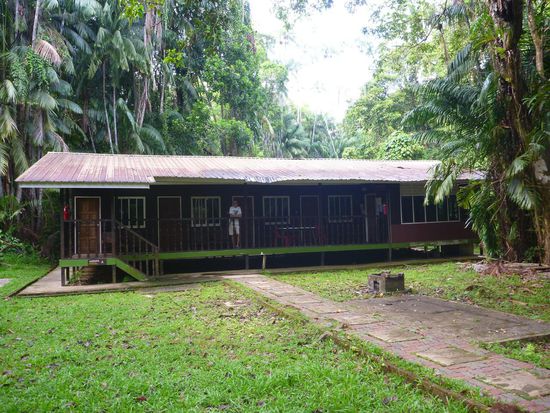 Unser Gemeinschaftswohnhaus. Vier Zimmer mit vier Betten,ein grosser Raum mit zwei Duschkabinen und zwei Toiletten.