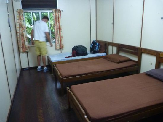 Oliver sicherte erst einmal die Fenster, die erhebliche Einstiegsmöglichkeiten boten. Zum Glück hinterlassen andere Gäste in solchen Unterkünften für diese Zwecke entsprechende Drähte, Schrauben usw.