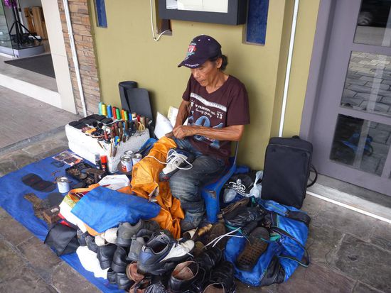 Bei meinen Sandalen lösten sich die Sohlen, brachte sie also zum "Schuster meines Vertrauens" . Er hat Super-Arbeit geleistet, hat per Hand die Sohlen rundherum angenäht! Die Schlappen sind jetzt besser als vorher! Für umgerechnet 2 Euro