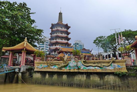 Von weither sichtbar, der Tua Pek Kong Tempel mit seiner Pagode