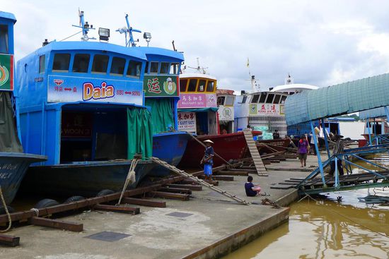 Die grossen Verkaufsschiffe, die mit Waren beladen den Fluss entlangfahren und als Flusskaufhäuser die kleinen Dörfer im Landesinneren versorgen