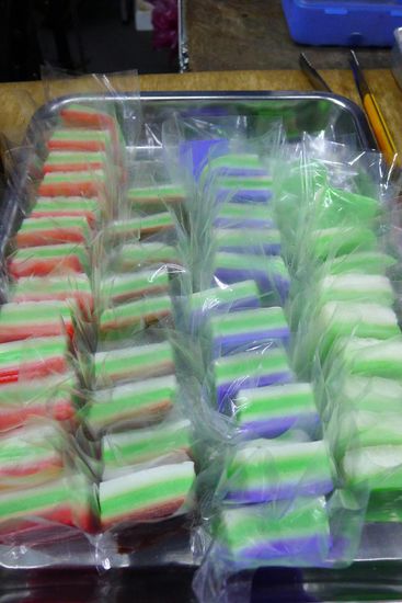 Die kleinen bunten Reiskuchen waren auch nicht zu verachten. Leider schmeckten alle unterschiedlich,alle gleich gut, so dass wir immer alle Farben kaufen mussten