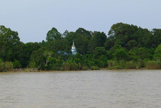 Auf der Fahrt nach Kapit. Am Ufer sahen wir oft kleine Kirchen stehen, mitten im Dschungel