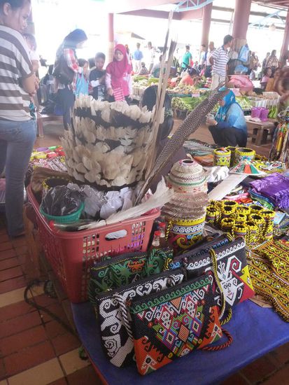 Der bunte abwechslungsreiche Markt in Kapit.Die Federn sind übrigens die Schwanzfedern eines o. mehrerer artengeschützter Hornbill's (Nashornvogel).