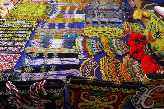 Wunderschöne Handarbeiten. Jede Volksgruppe hat ihre eigenen Farben, Muster und Formen betreffend Schmuck und Kleidungsstücken