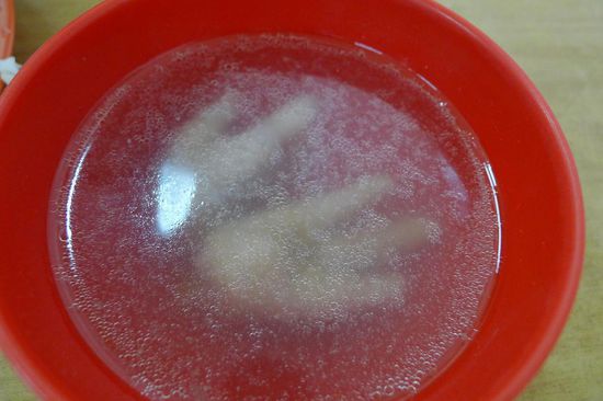 Zu jedem Essen bekommt man auch eine kleine Schale Suppe. In diesem Fall wollte man uns was besonders Gutes tun. Wer es nicht gleich erkennt.......