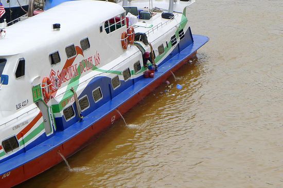 Das sieht man als Europäer nicht so gern. Die gefüllten Mülleimer von den Booten werden ganz selbstverständlich in die Flüsse entleert.
Obwohl an jedem Anleger grosse Schilder stehen, man soll die Flüsse nicht verunreinigen!