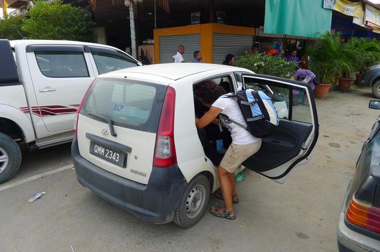 Unser Privattaxi nach Batu Niah. Zwei Erwachsene mit Gepäck, der Fahrer, das brachte das Gefährt an die Kapazitätsgrenze