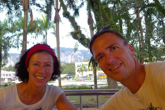 Wir in unserem "Stammlokal" in Batu Niah. An alle die uns kennen, es geht uns gut !!!!!!