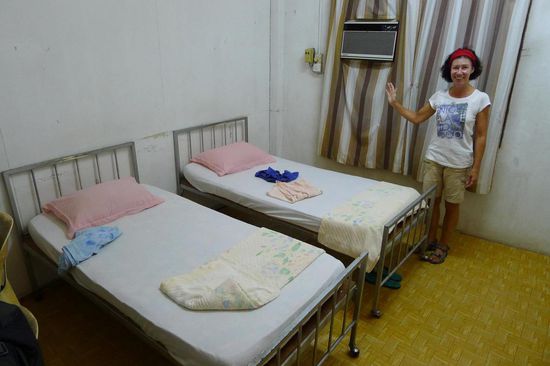 Unser Zimmer in der Stadt. Ob die Betten aus einem Gefängnis oder Krankenhaus stammten, darüber wollten wir gar nicht nachdenken. Praktisch allerdings, für die Klimaanlage am Fenster wird einfach die entsprechende Öffnung aus dem Vorhang geschnitten