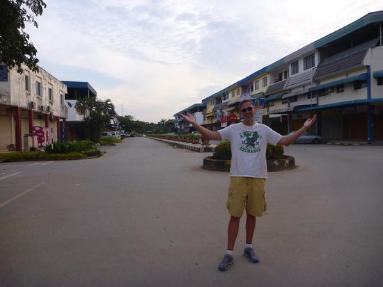 Die Hauptstrasse im schönen Batu Niah. Am Wochenende war hier aber deutlich mehr los.