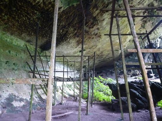 Als erstes betritt man die Traders Cave. Dort stehen noch Reste der ehemaligen Behausungen der Schwalbennest-Sammler....