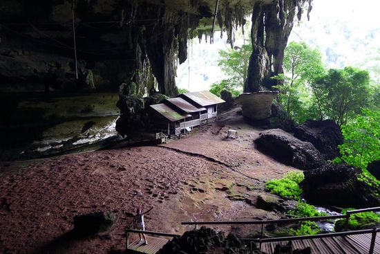 Man betritt die Great Cave am West Mouth, einem der grössten Höhleneingänge weltweit. Im Hintergrund ein Häuschen zum Ausruhen, ganz unten und ganz klein ist Oliver zu sehen