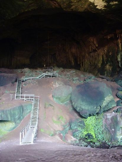 Ein Blick auf den Weg in die grosse Höhle. Der kleine Punkt ganz hinten ist Oliver, die Farben sind nicht nachkoloriert, es traten dort einfach unglaubliche Farben auf, die sich je nach Lichteinfall ständig änderten