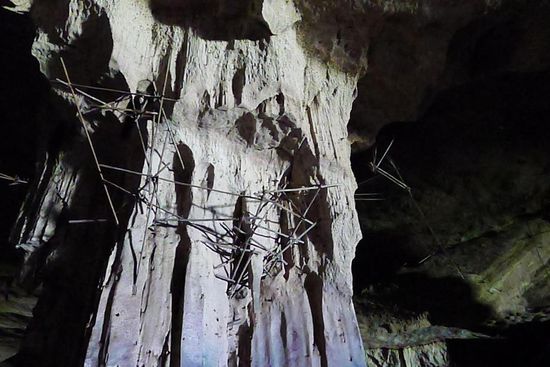 In wirklich schwindelerregender Höhe hängen die Bambusgerüste der Nestsammler. Wir konnten uns überhaupt nicht vorstellen wie jemand überhaupt da hoch kommt, geschweige denn bei Kerzenlicht dort irgendendwie arbeitet