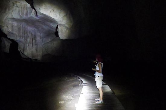 Die Gan Kira, die Höhlenkammer wo überhaupt kein Licht einfällt. Wir waren natürlich professionell mit Stirnlampe und starker Taschenlampe ausgerüstet (war auch dringend nötig)