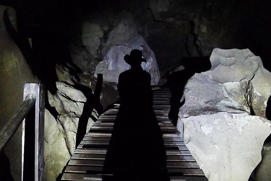 Das reizte natürlich zu gewissen Schattenspielen. Wie man sieht, Kopfbedeckung ist auch wichtig, damit einem von den Deckenbewohnern nichts aufs Haupt tröpfelt