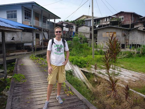 Mit wieder einigermassen sauberen Schuhen schlugen wir auf dem Rückweg noch einen Bogen in ein kleines Dorf der Iban