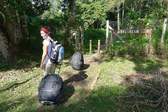 Los geht es, zunächst den etwas holprigen Weg am Fluss entlang nach Batu Niah