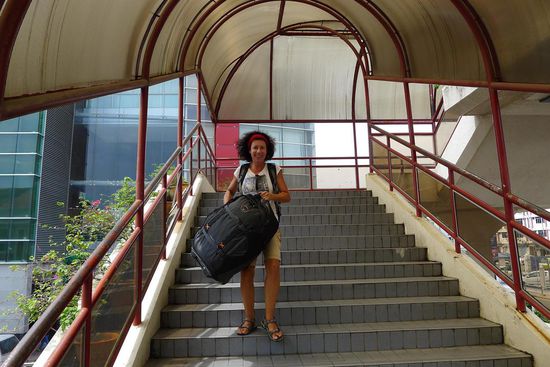 In Miri angekommen, die lästige Gepäckschlepperei über die langen Treppen der Fussgängerbrücken
