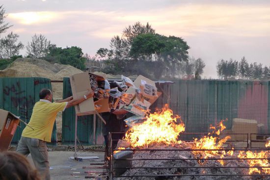 Opferfeuer beim Hungry Ghost Festival, hier wandern Kartonweise Schuhe in die Flammen