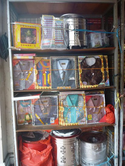 Ein Blick in ein Geschäft, was Alltagsgegenstände aus Papier verkauft. Hier Bekleidung