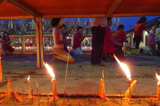 Das lange Knien auf Betonboden tat mit der Zeit ganz schön weh. Wir trauten uns aber nicht einfach aufzustehen