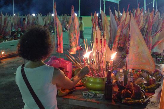 Zum Schluß wurden die Räucherstäbchen in Opferschalen gesteckt