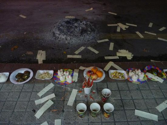 An diesem besonderen Abend waren in der ganzen Stadt an Strassenrändern, Bäumen,vor Geschäften und allen Plätzen mit spiritueller Bedeutung Opfergaben aufgestellt