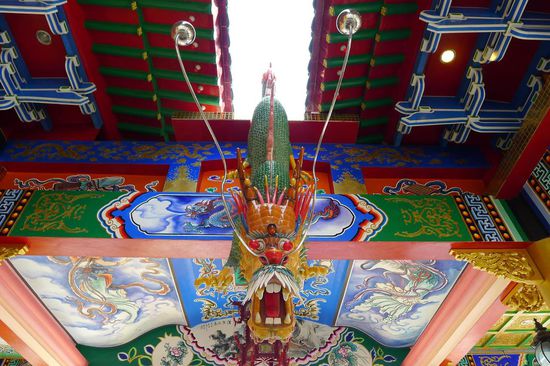 Grosse Drachen schauen von oben in den Tempelbereich