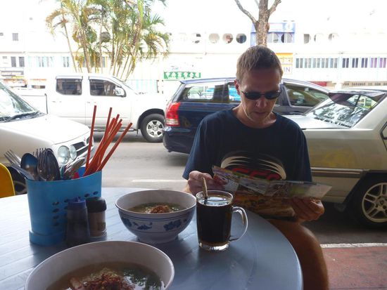 Da hier wie auch in anderen Städten in Borneo Lokale meistens chinesischen Einwohnern gehören, stellten wir unser Frühstück auf Nudelsuppe und Kaffee um