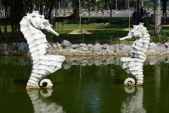 Auch im Stadtpark gibt es einige Seepferd-Skulpturen