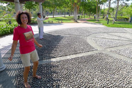 Eine Gesundheits-Laufstrecke darf nicht fehlen. Die Steine sehen nicht so aus, es war aber seeeehr schmerzhaft. Im Gegensatz zu dem älteren Herren, der noch gymnastische Übungen machte, habe ich nur Sekunden stehen können