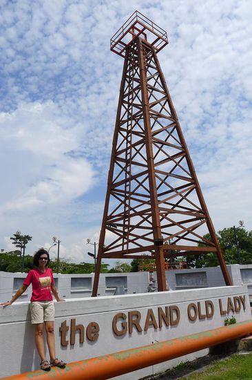 Der alte Ölbohrturm (der Erste -mit ihm fing alles an), das Wahrzeichen der Stadt