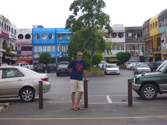 Typisch für Miri, die Häuser mit grossen runden Öffnungen im obersten Stockwerk