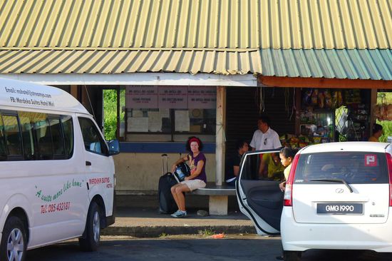 Busterminal in Miri,Warten auf den Bus nach Brunei
