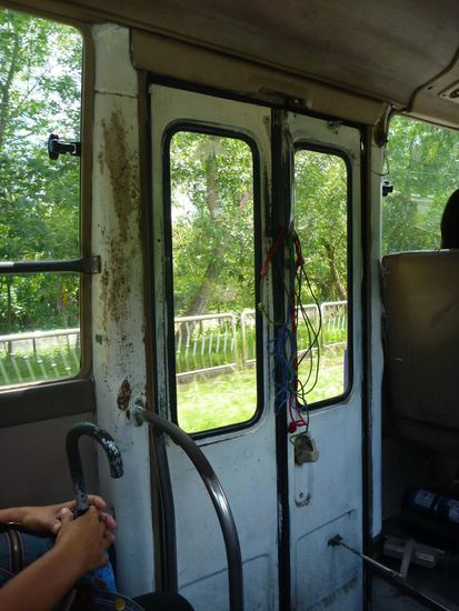 In Brunei fuhren wir mit dem Bus zur Jame Asr Moschee, originell öffnete und schloss man die Türen selbst mit Hilfe der gut zu ekennenden Strippen