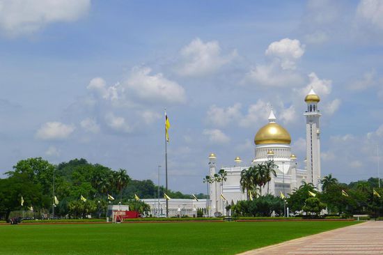 Die Omar Ali Saifuddin Moschee bei Tag......