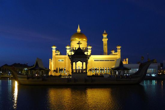.....und bei Nacht von der anderen Seite mit dem davorliegenden grossen Schiff aus Stein