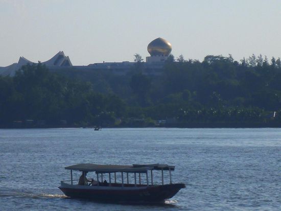Über den Fluss konnten wir einen Blick auf den Königspalast erhaschen