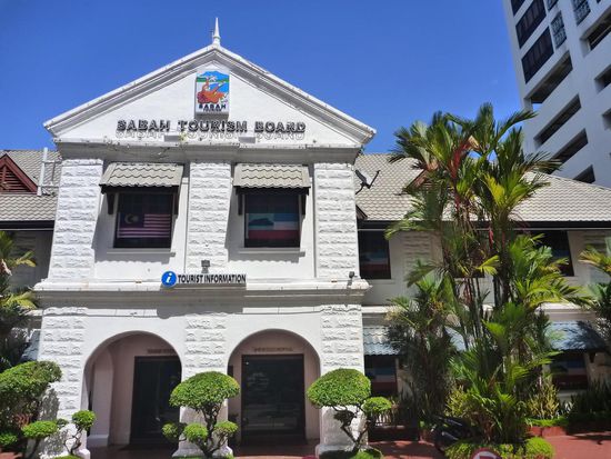 Das koloniale Gebäude der Touristen-Information, ursprünglich das Postgebäude