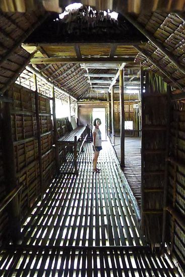 In einem Iranun Haus, es war gar nicht so einfach auf dem wackeligen, lückenhaften Boden zu laufen. Die Spalten waren grösser als die Trittflächen.
Dafür sicherlich gut belüftet.