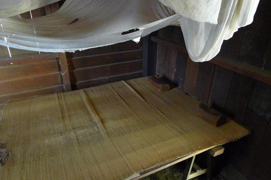 In diesem Holzbett mit "Holzkopfkissen" konnten wir uns keinen so recht erholsamen Schlaf nach harter Feldarbeit vorstellen.Aber wahrscheinlich ist man danach so erledigt, dass es keine Rolle spielt.Die "Kissen" müssen beim Waschen in der Maschine auch ganz schön poltern.