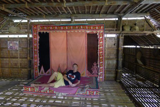 Der Platz des Hausherren ist da etwas feudaler gestaltet. Wobei man nicht auf einer Matratze liegt, sondern auf einem Holzpodest mit Decke darauf.
Also keine bequeme Lümmel-Lounge